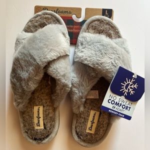 NWOT Women’s Dearfoams Cross Band Slide Slippers